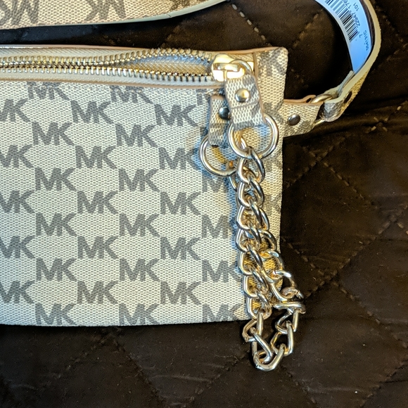 Belt Bag with Pull Chain - Picture 5 of 7